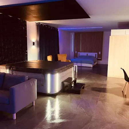 Escapade Romantique Jacuzzi & Sauna Prives *